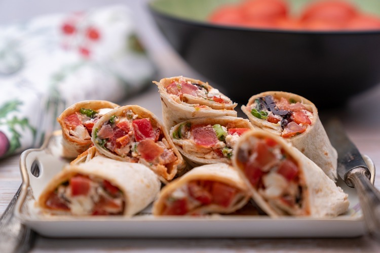 Mediterranean Chicken Wraps with Black Olives and Red Peppers Recipe